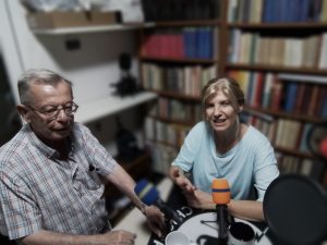 Ángel Bahamonde y Sonsoles López, conductores del pódcast La Chispa Blanca, grabando.